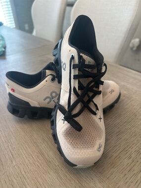 New women's Oncloud x3 Size 7w.